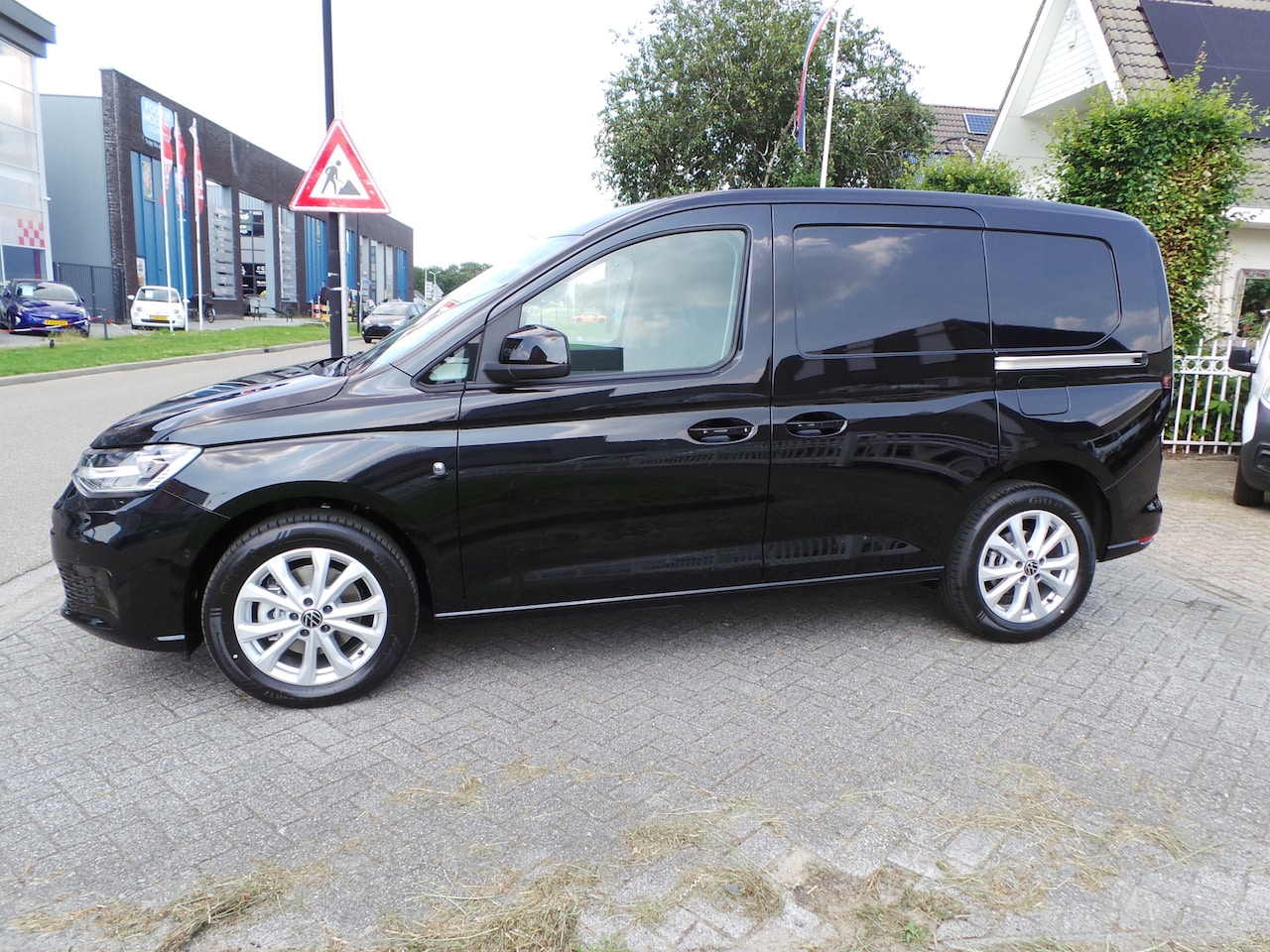 Volkswagen Caddy Cargo - 2.0 TDI 122pk Aut.Style 2 Schuifdeuren Airco|Cruise|Navi|Camera|Stoelverw|17"Lmv|Trekhaak| - AutoWereld.nl