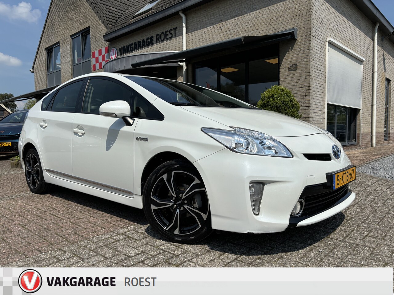 Toyota Prius - 1.8 Comfort Hybride Automaat Navigatie / Trekhaak / Camera - AutoWereld.nl