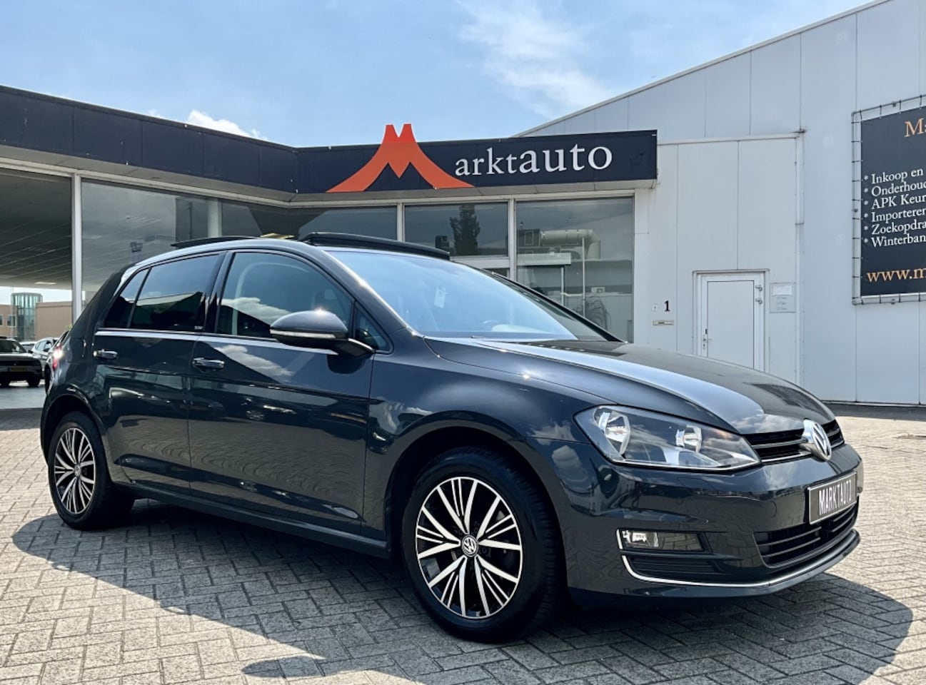 Volkswagen Golf - 1.2 TSI Allstar BlM Pano Camera PDC Cruise Climate - AutoWereld.nl