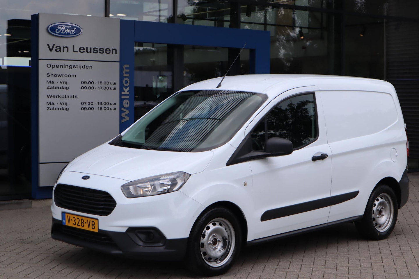 Ford Transit Courier - 1.0 100PK BENZINE AIRCO LEDER 6-BAK BETIMMERING LAT-OM-LAT BTW-AUTO - AutoWereld.nl