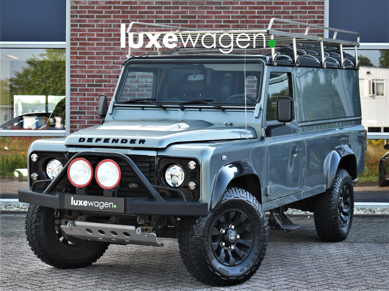 Land Rover Defender Hard Top - 110 2.2 D 1e eig. NL-auto Black-pack - AutoWereld.nl