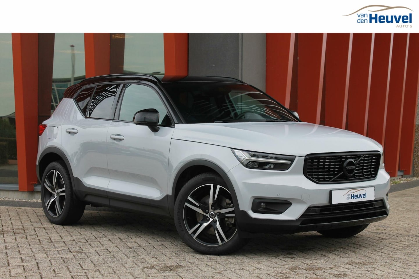 Volvo XC40 - T5 Recharge R-Design | Parkeercamera | Trekhaak | Glossy Black | Keyless - AutoWereld.nl