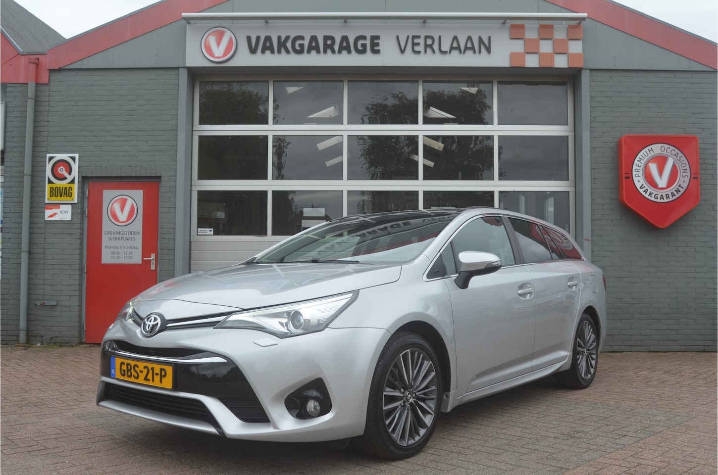 Toyota Avensis Touring Sports - 1.8 VVT-i Executive Premium leder 12 mnd. gar. - AutoWereld.nl