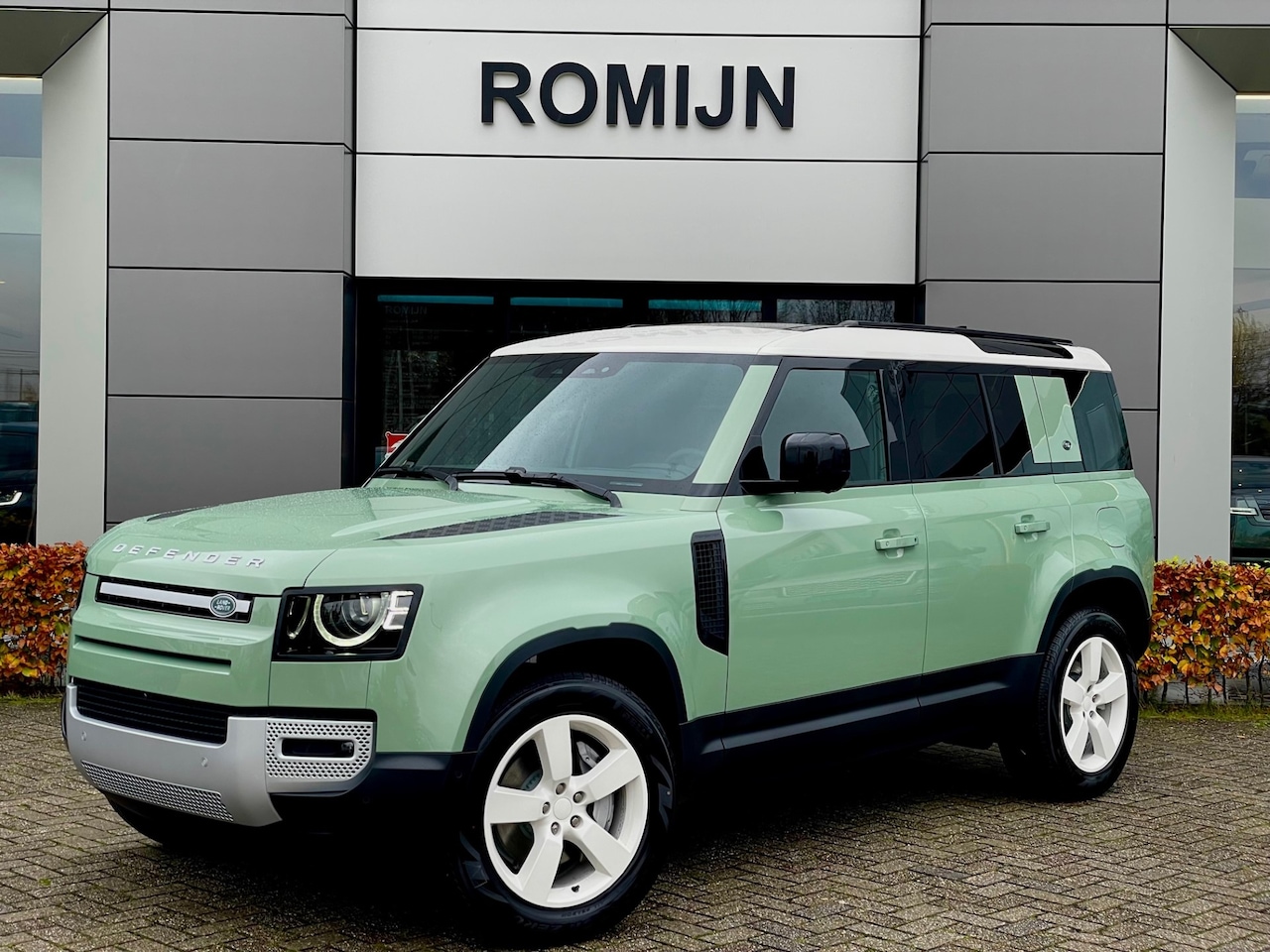 Land Rover Defender 110 - 2.0 P400e 75th Edition 'Romijn Heritage' - AutoWereld.nl