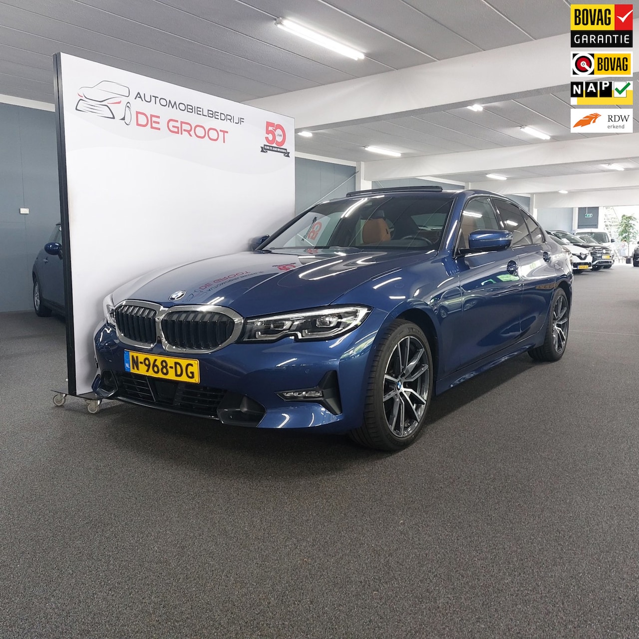 BMW 3-serie - 320i Business Edition-AUTOMAAT-CAMERA-LEER - AutoWereld.nl