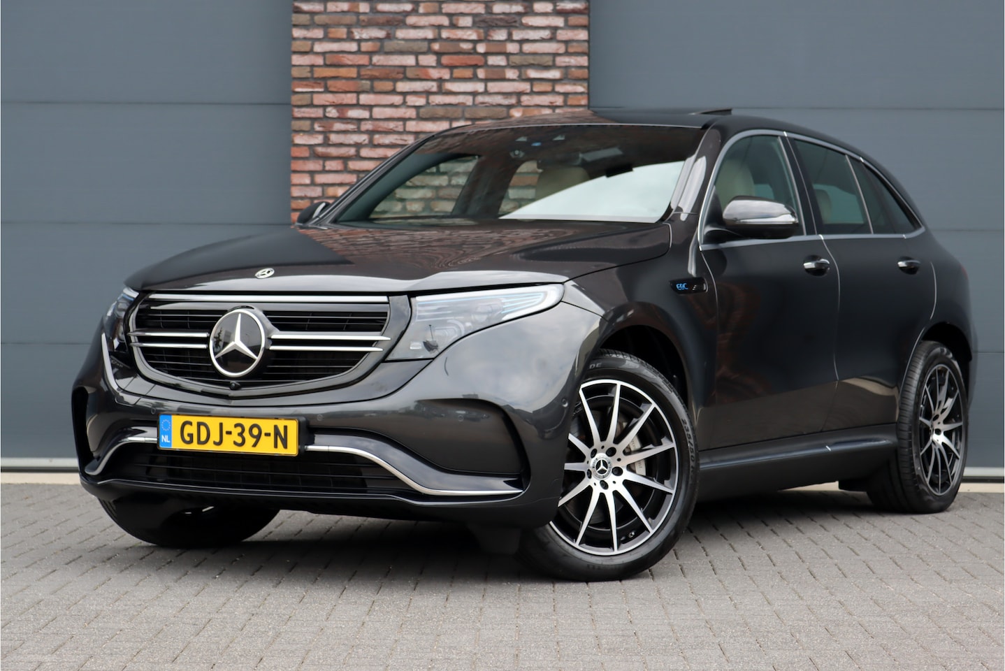 Mercedes-Benz EQC - 400 4-MATIC AMG Line 80 kWh | Schuifdak | Distronic+ | Memory | Verwamd Stuurwiel | Stoelv - AutoWereld.nl