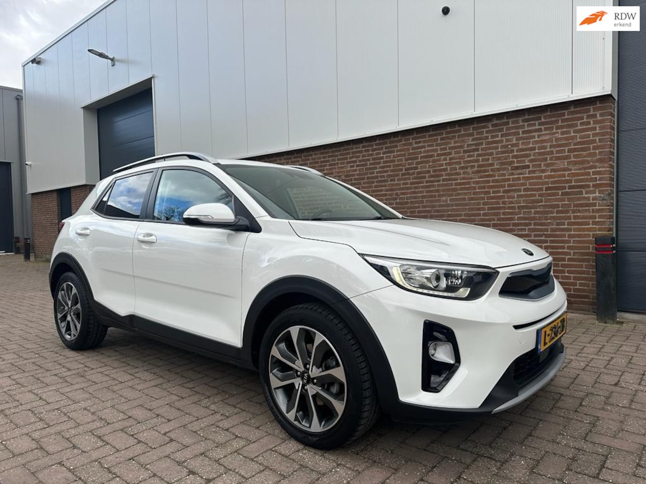 Kia Stonic - 1.4 100PK 2017 NAVI CAMERA CLIMA CRUISE PDC - AutoWereld.nl