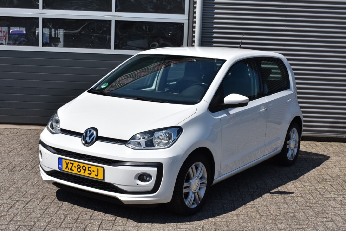 Volkswagen Up! - 1.0 BMT HIGH UP / CRUISE / AIRCO / BLUETOOTH - AutoWereld.nl