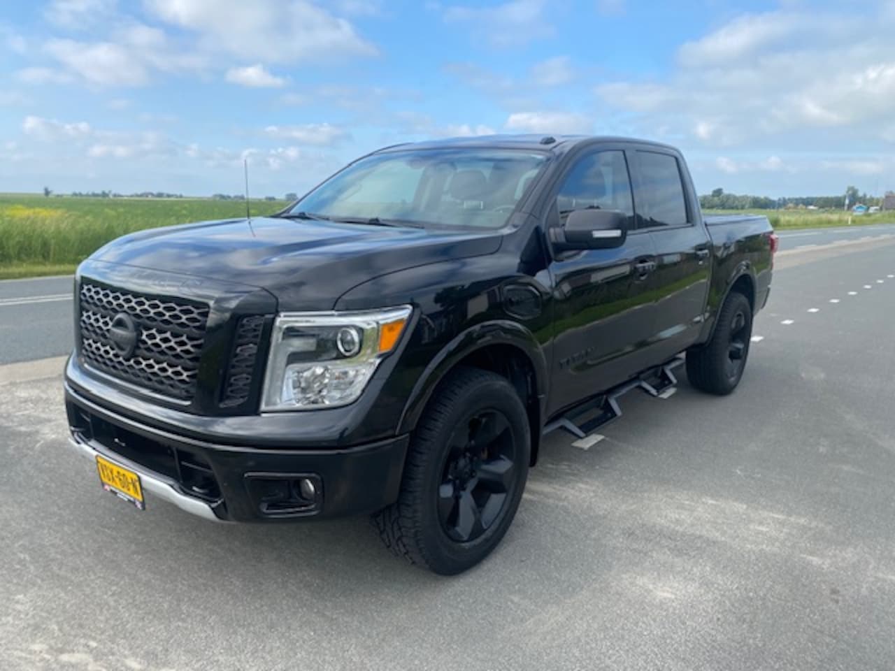 Nissan Titan - V8 5.6 4X4 200 Liter lpg nav pdc camera leader finaciring v/a 350 p/m - AutoWereld.nl