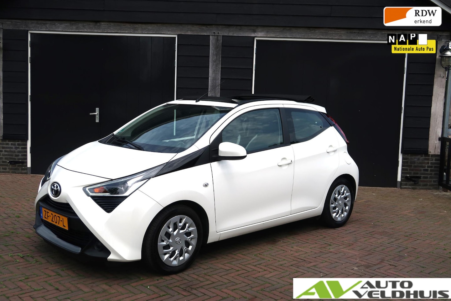 Toyota Aygo - 1.0 VVT-i x-play carplay cabrio Navigatie Clima DAB+ Snelheid Limiter Camera - AutoWereld.nl