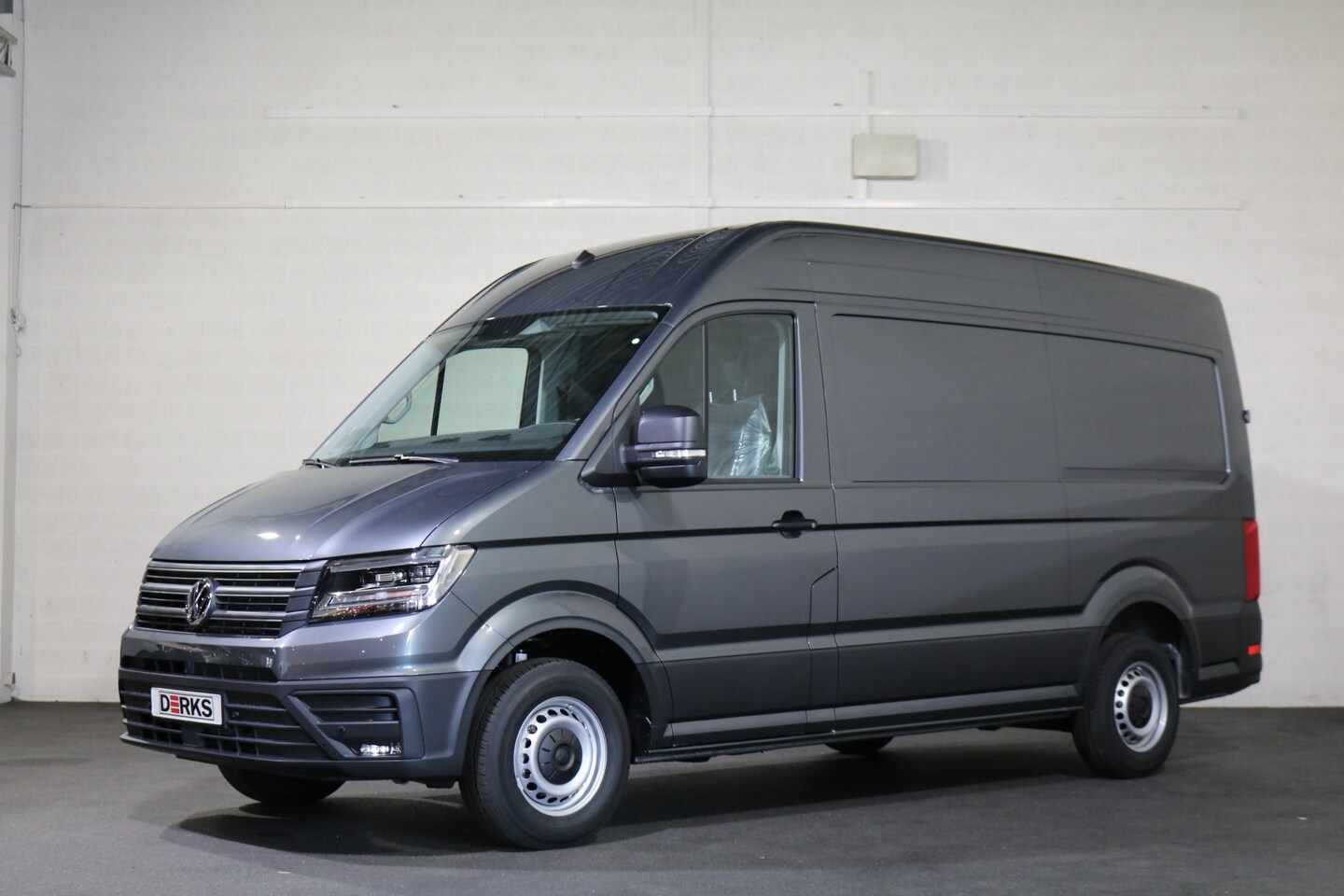 Volkswagen Crafter - 2.0 TDI 177pk L3 H3 Automaat Airco Navigatie Camera Led Chauffeurstoel - AutoWereld.nl