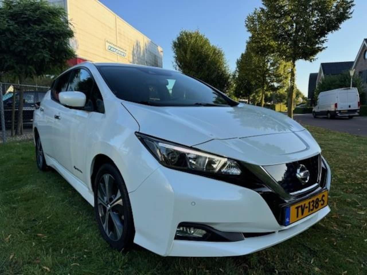 Nissan LEAF - N-Connecta 40KWH/NAV/360CAM/CRUISE/STVERWARMING - AutoWereld.nl