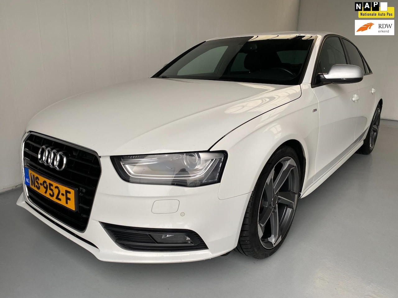 Audi A4 Limousine - 2.0 TDI Sport Leer Navi Xenon PDC - AutoWereld.nl