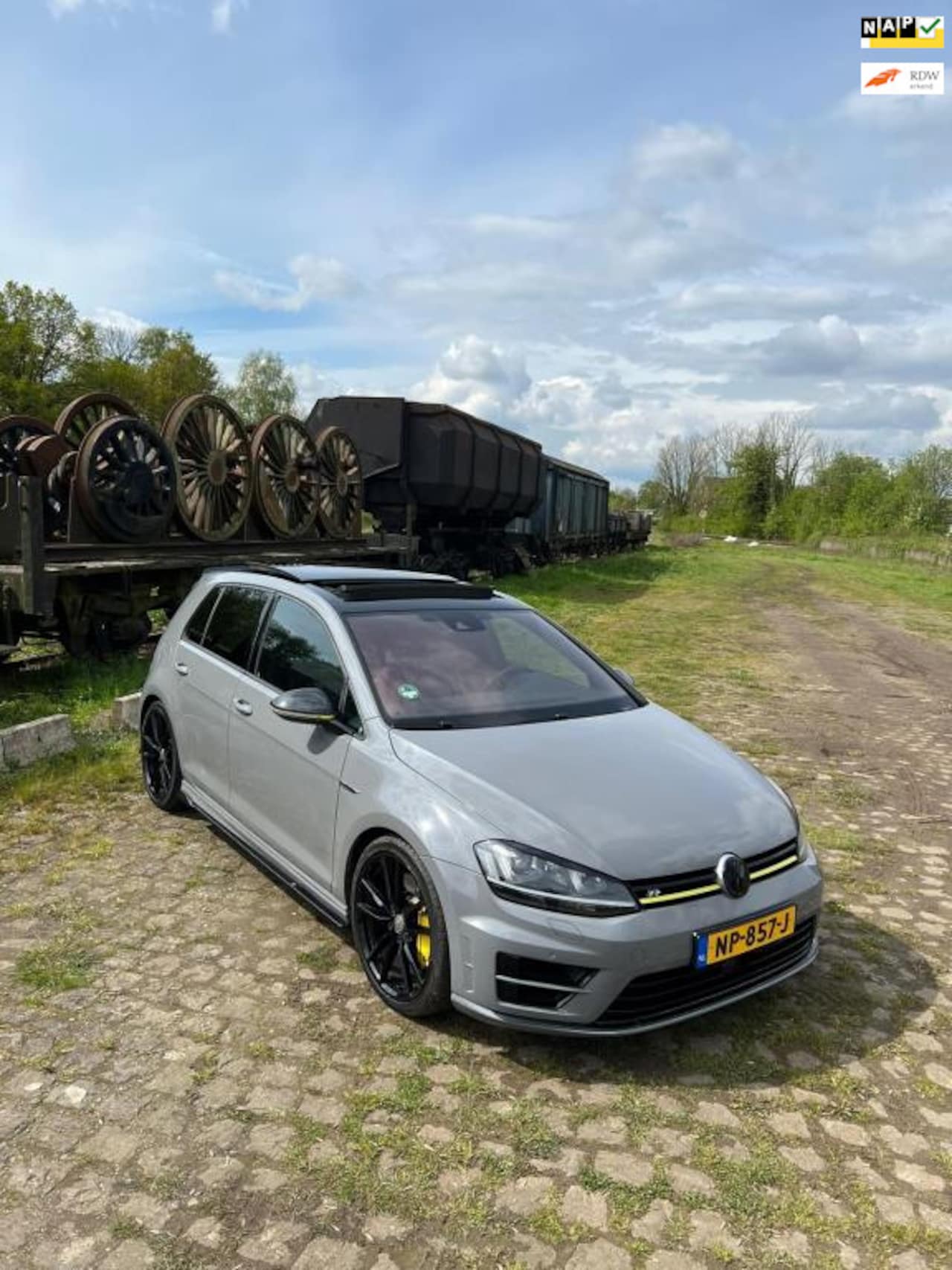 Volkswagen Golf - 2.0 TSI R 4Motion 405 PK stage 2 gechipt vol extra's muisgrijs gewrapt foto;s spreken voor - AutoWereld.nl