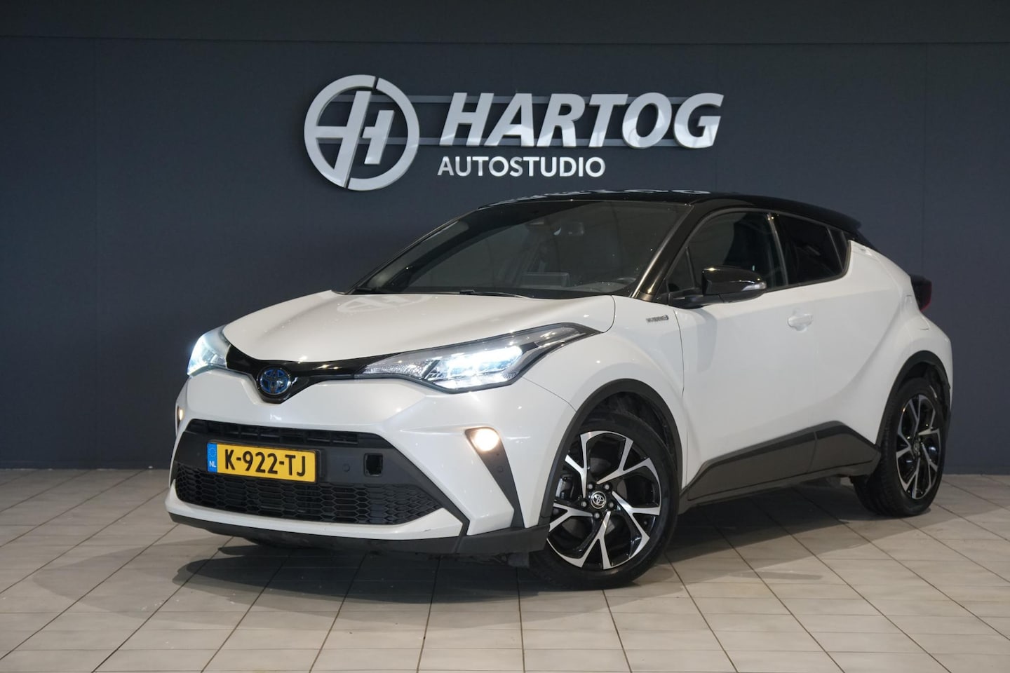 Toyota C-HR - 1.8 Hybrid Style Airco+apple carplay+trekhaak+ JBL audio+ climate control - AutoWereld.nl