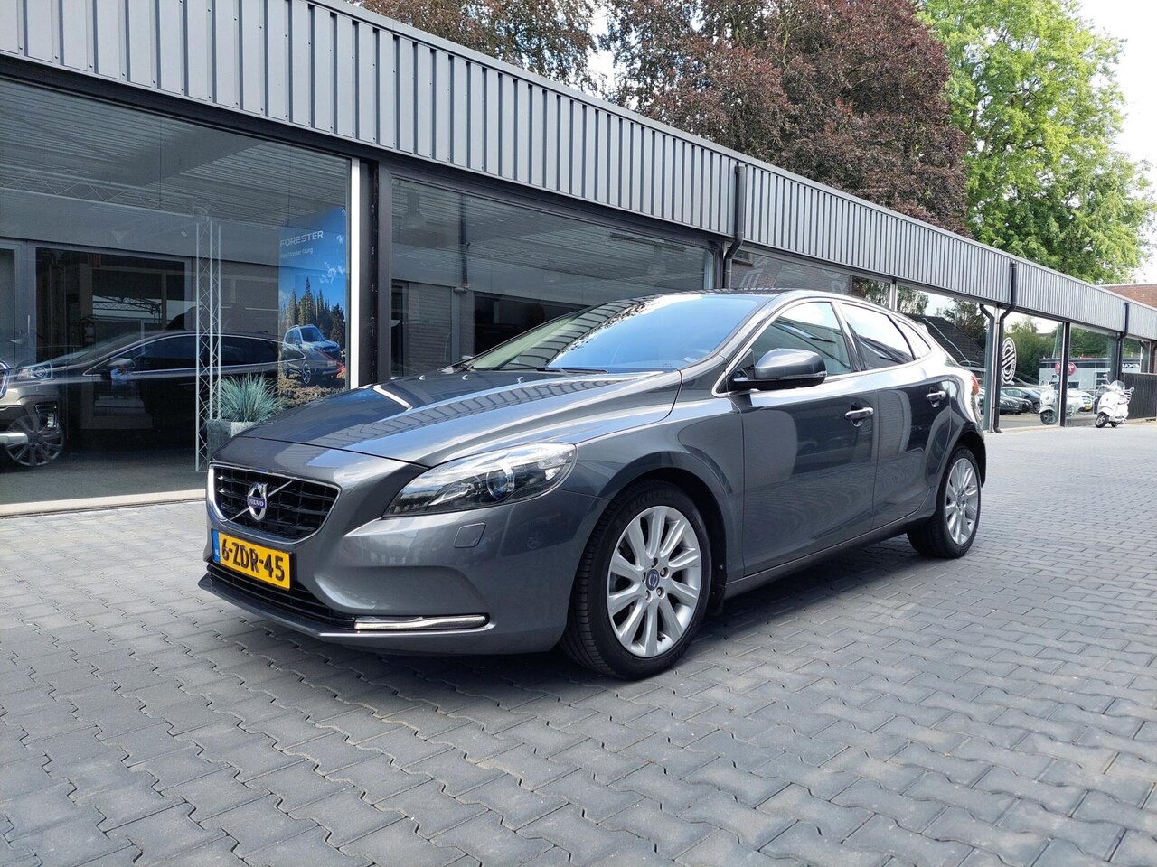 Volvo V40 - 1.6 T4 Summum Dealer oh Xenon Camera PDC Telefoon Cruise Clima PDC Leer Electrisch verstel - AutoWereld.nl