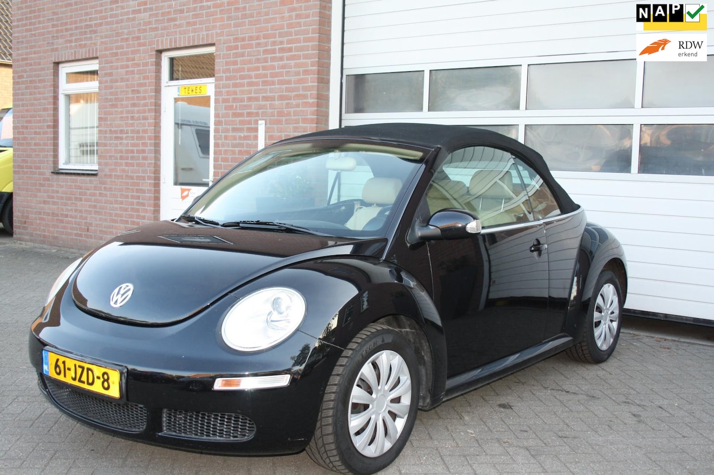 Volkswagen New Beetle Cabriolet - 2.0 Highline.geen import.van 1e eigenaar.airco.leer.cruise control. - AutoWereld.nl