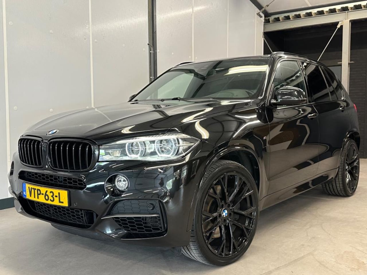 BMW X5 - M50d 381PK / Grijs kenteken / PANO 22" H/K MEMORY CAMERA - AutoWereld.nl