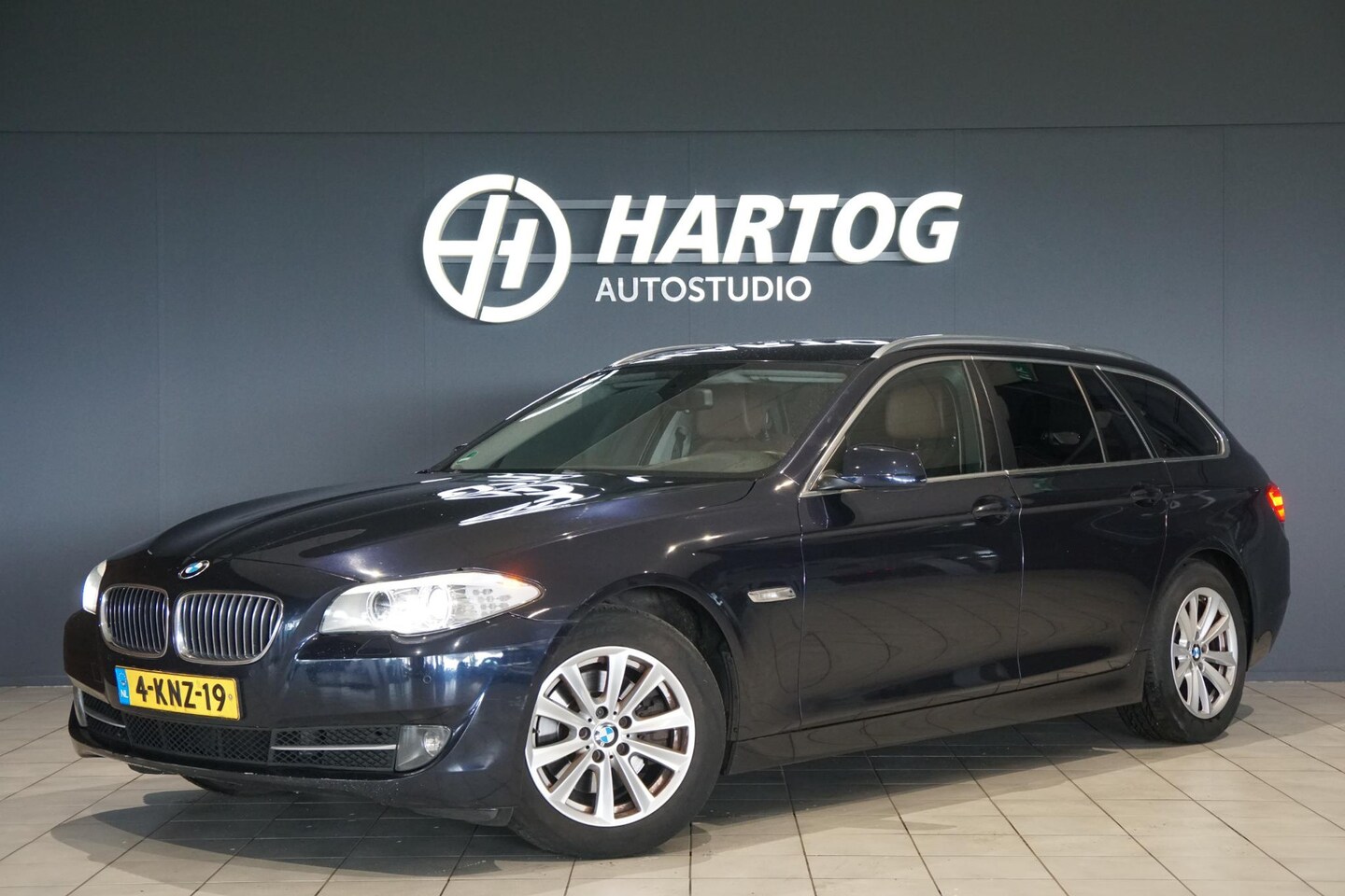 BMW 5-serie Touring - 520i + LEDER / STOELVERWARMING / ENTERTAINMENT - AutoWereld.nl