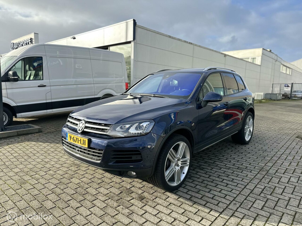 Volkswagen Touareg - 3.0 TDI R-Line Pano Led navi Grijskent Ex - AutoWereld.nl