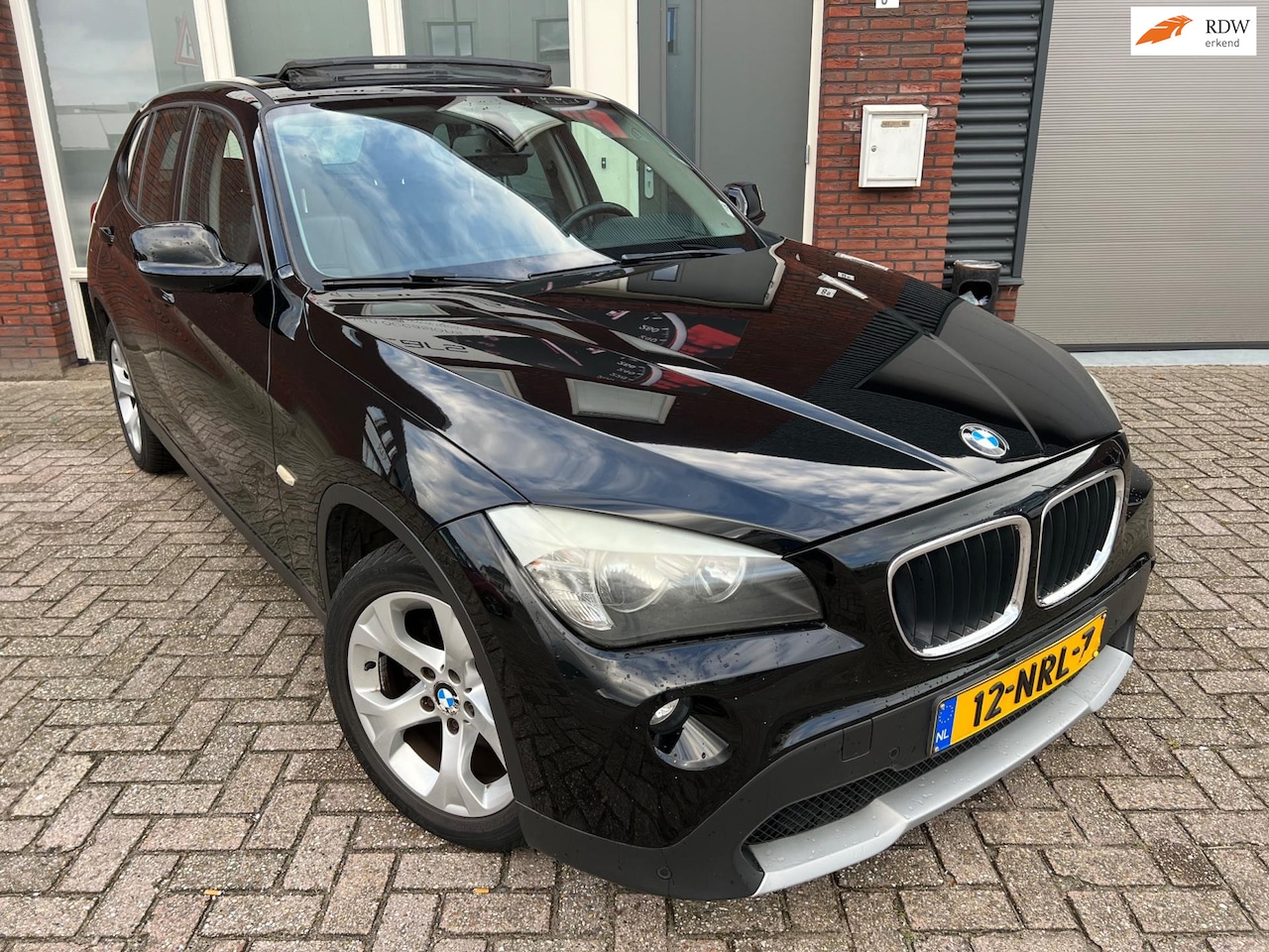 BMW X1 - SDrive18i Executive / Pano / Navi / Leder / PDC / Cruise / Clima - AutoWereld.nl