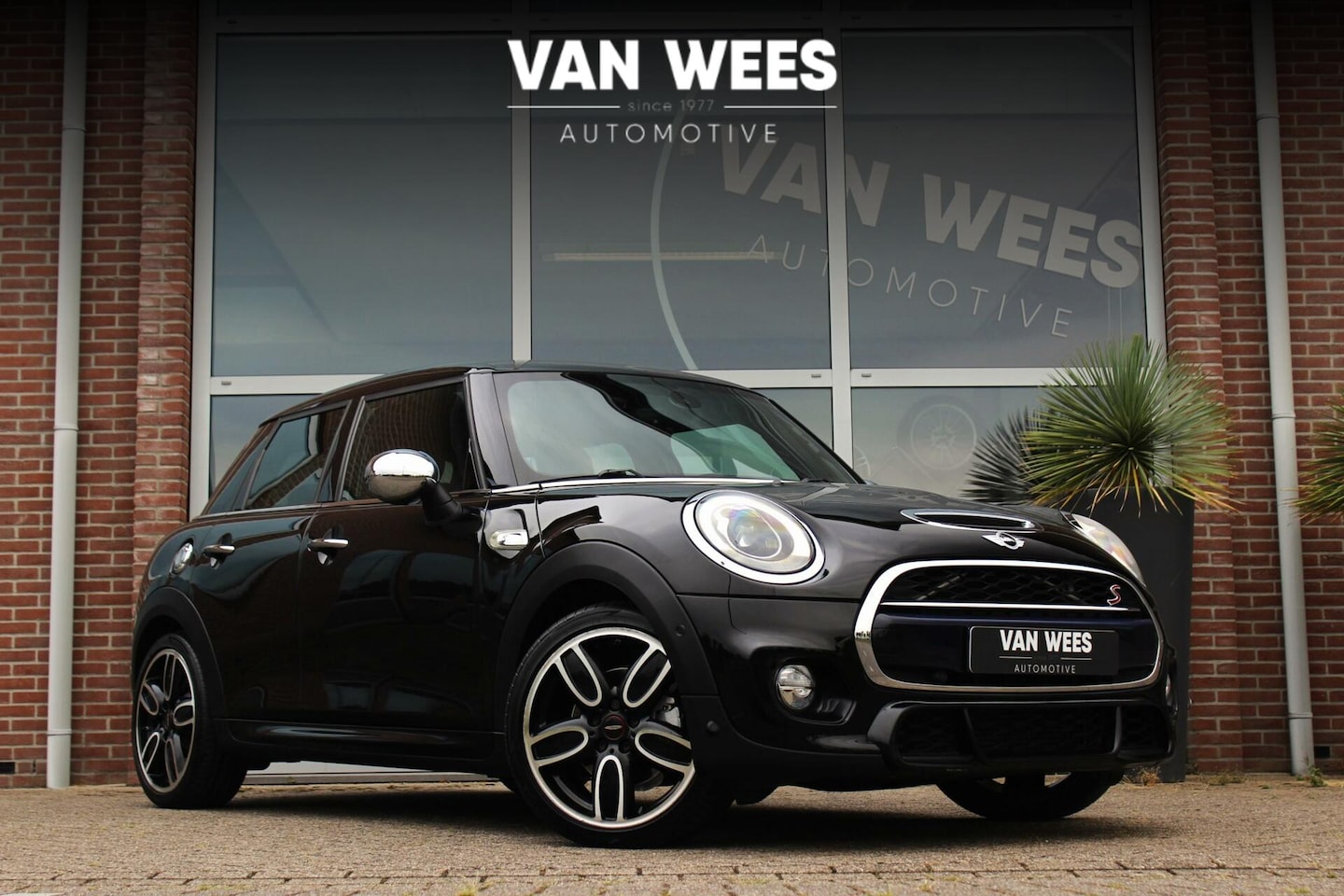 MINI Cooper S - Mini 2.0 Chili Serious Business F55 | Automaat | 192 pk | NL auto | 18 inch |Head-up| Xeno - AutoWereld.nl