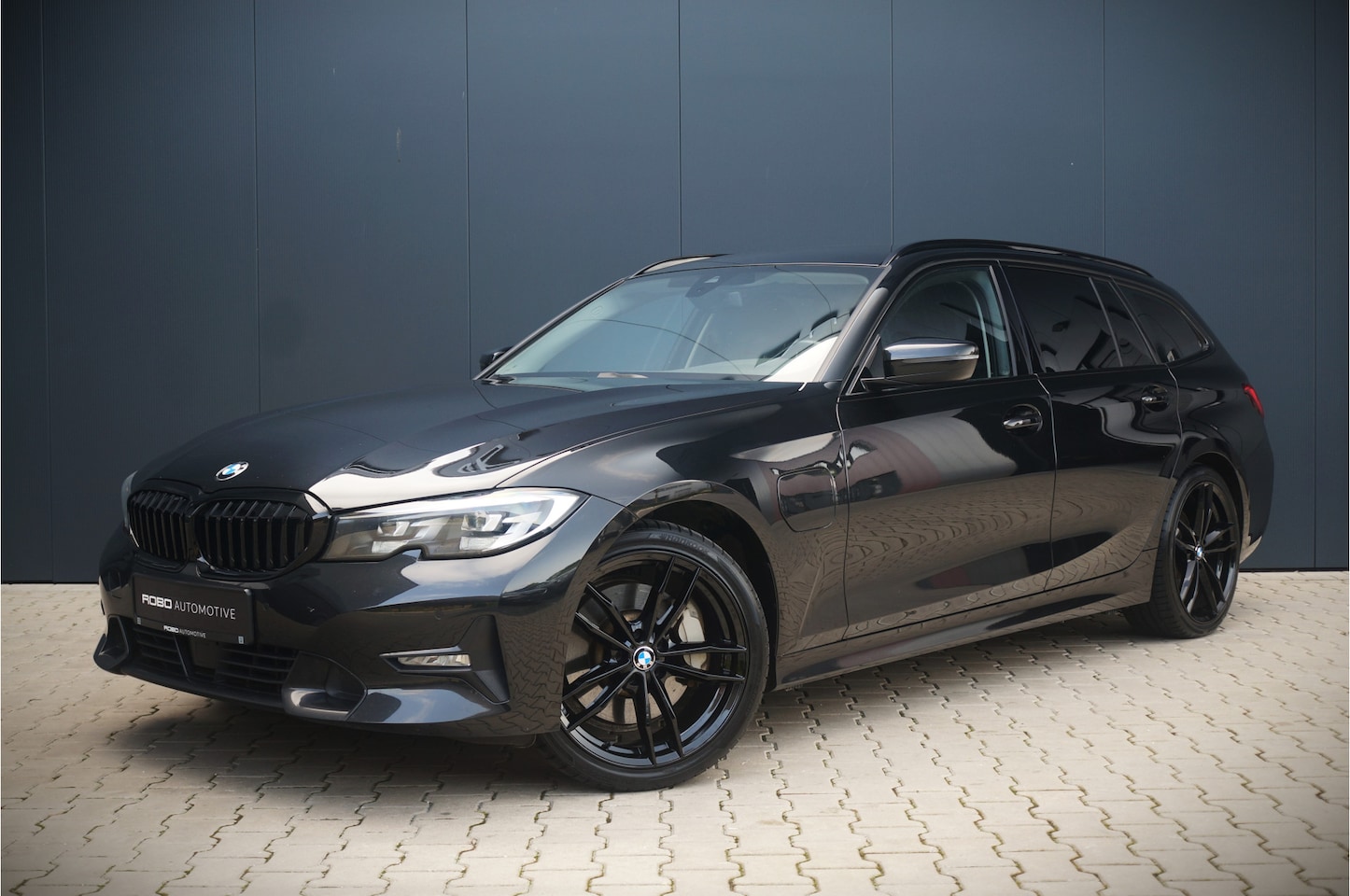 BMW 3-serie Touring - 330e Sport | Leer | Cockpit Prof. | Trekhaak | Adaptive Cruise Control | Sfeerverlichting - AutoWereld.nl