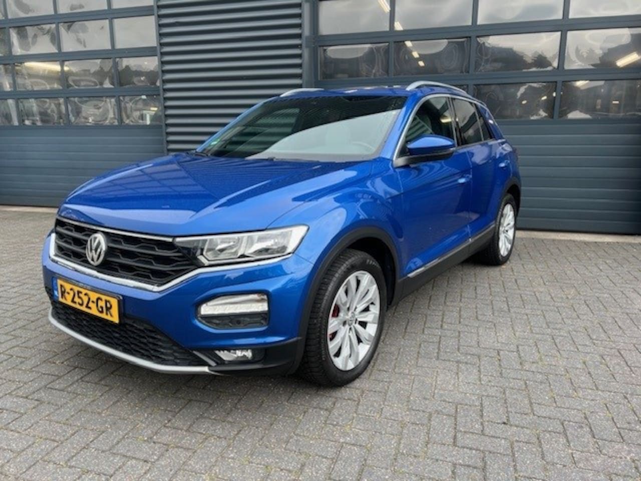 Volkswagen T-Roc - 2.0 TSI 4Motion Sport Automaat Apple Carplay Pdc Pano Stoelverw. - AutoWereld.nl