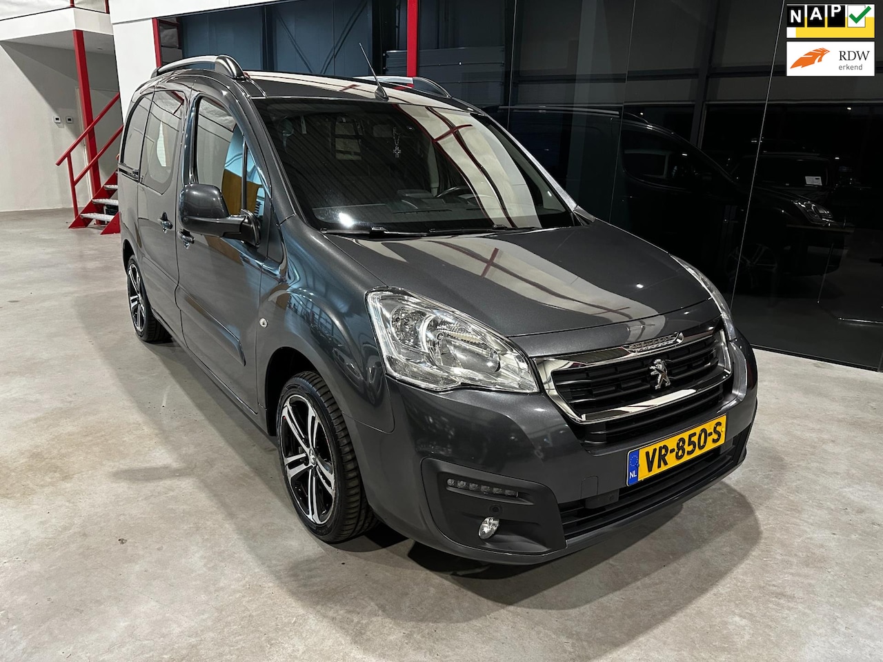 Peugeot Partner - 120 1.6 BlueHDi 100 L1 Première / Navi PDC / 3-ZITS / CLIMA / ELEK Ramen / LED / SCHUIFDEU - AutoWereld.nl