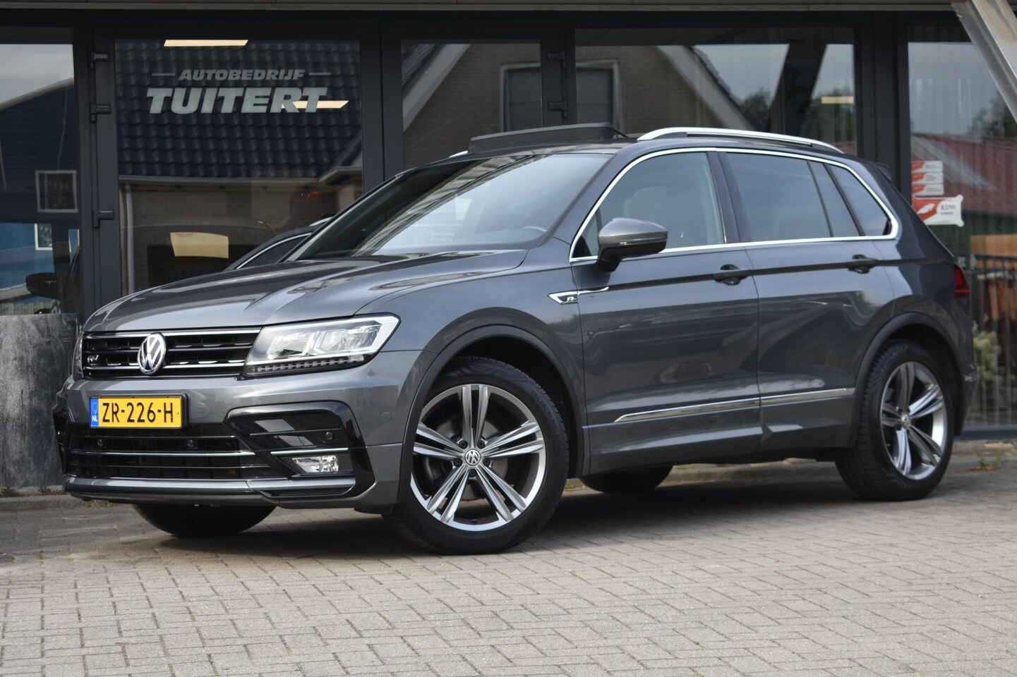 Volkswagen Tiguan - 1.5 TSI R-LINE | TREKHAAK | PANORAMADAK | VIRTUAL COCKPIT | STOELVERWARMING | ADAPTIEVE CR - AutoWereld.nl