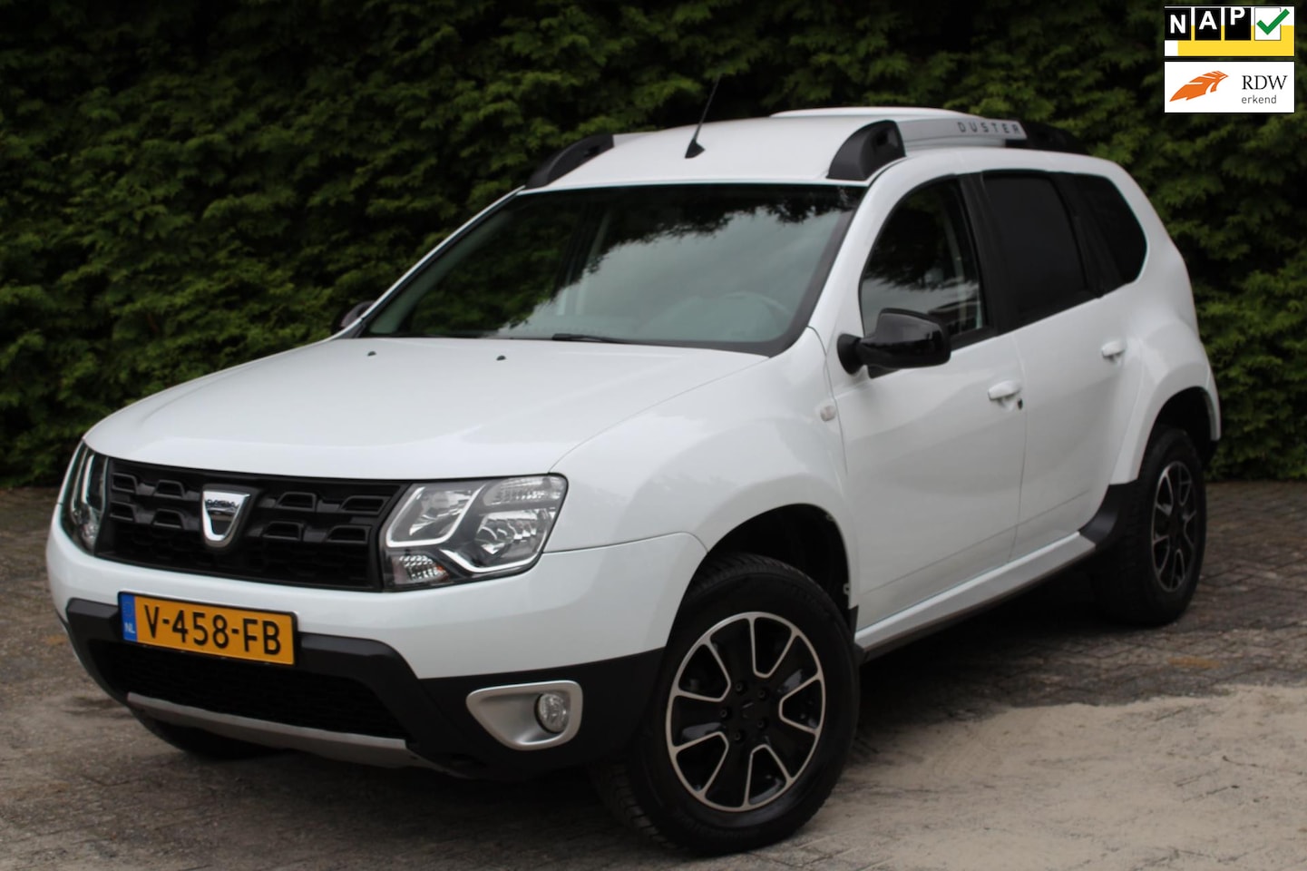 Dacia Duster - 1.5 dCi 4x2 Série Limitée BlackShadow 109PK | Airco | NAVI | LMV | PDC | Trekhaak | Cruise - AutoWereld.nl