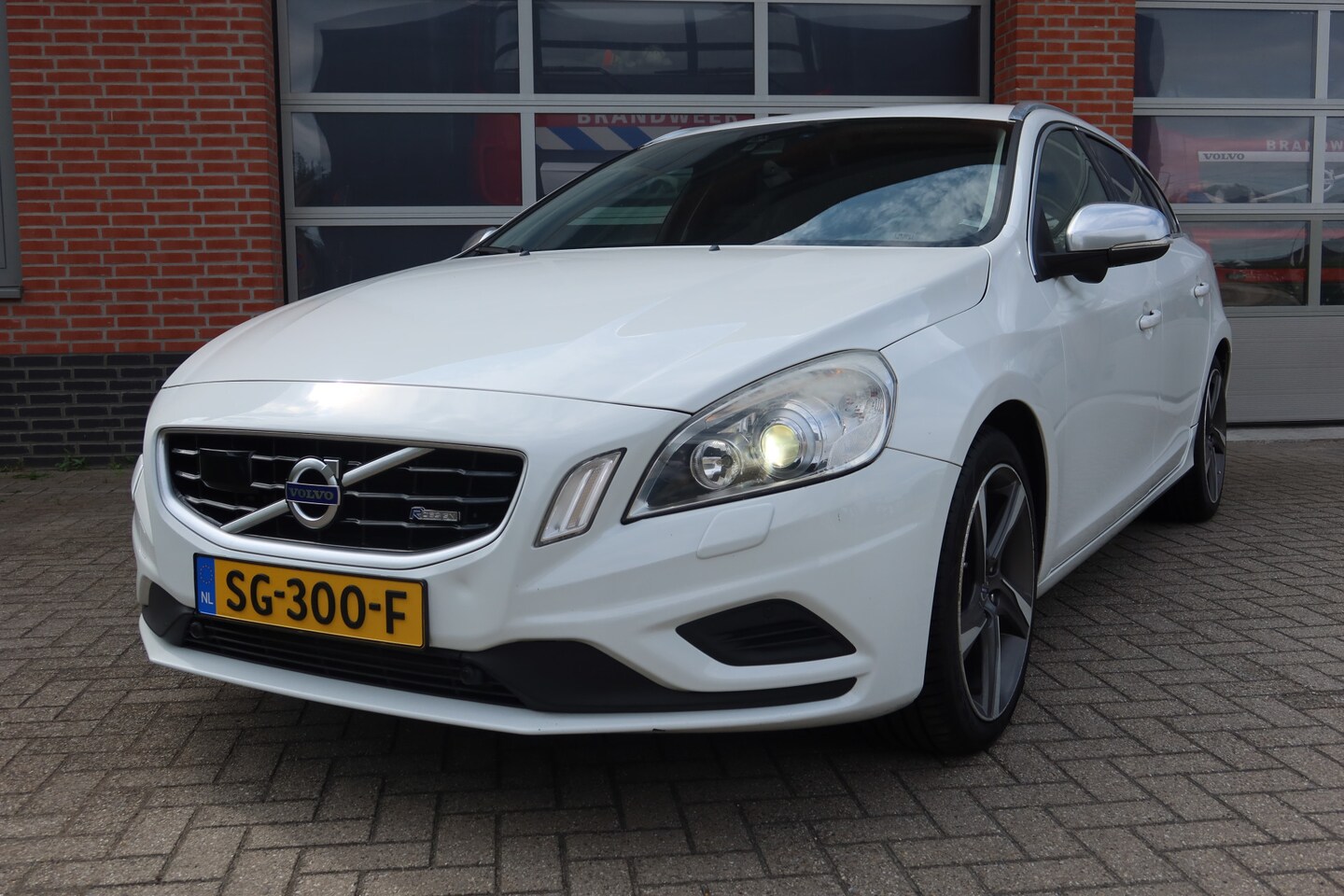 Volvo V60 - 1.6 T4 Summum R- Design - AutoWereld.nl