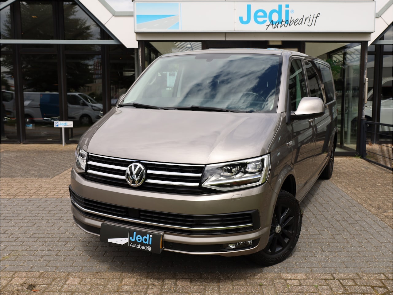 Volkswagen Transporter - Dub. Cab. Highline 2.0 TDI 110kw/150pk L2H1 DSG7 - AutoWereld.nl