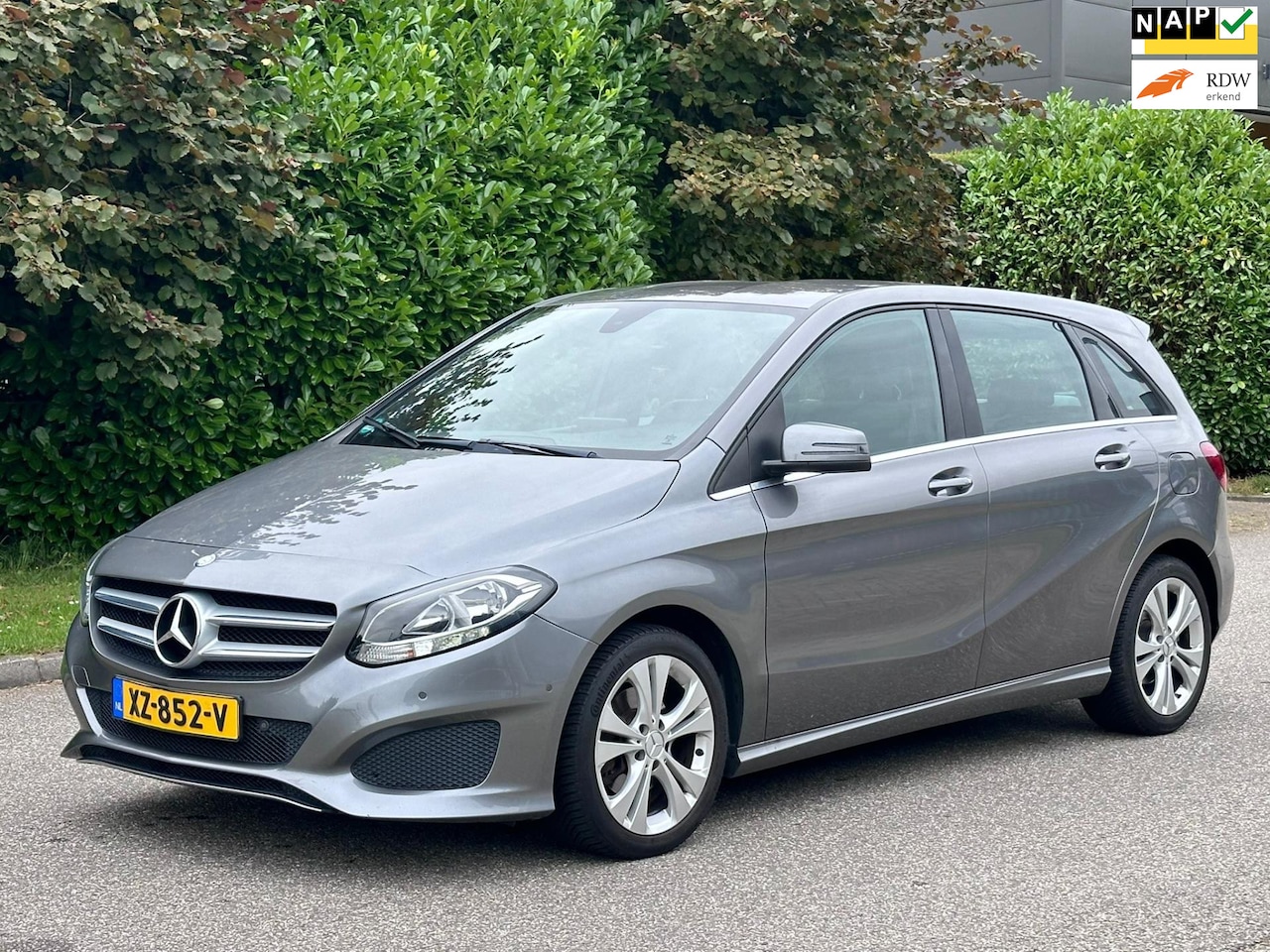 Mercedes-Benz B-klasse - 180 Business Solution AMG Automaat*Achteruit Camera*Navi*Stoelverwarming*Cruise*Clima*Park - AutoWereld.nl