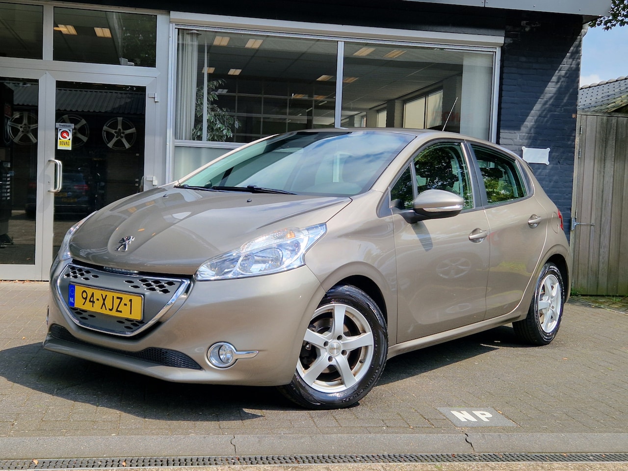 Peugeot 208 - 1.4 e-HDi Active NAP / AIRCO / PDC / AUTOMAAT - AutoWereld.nl