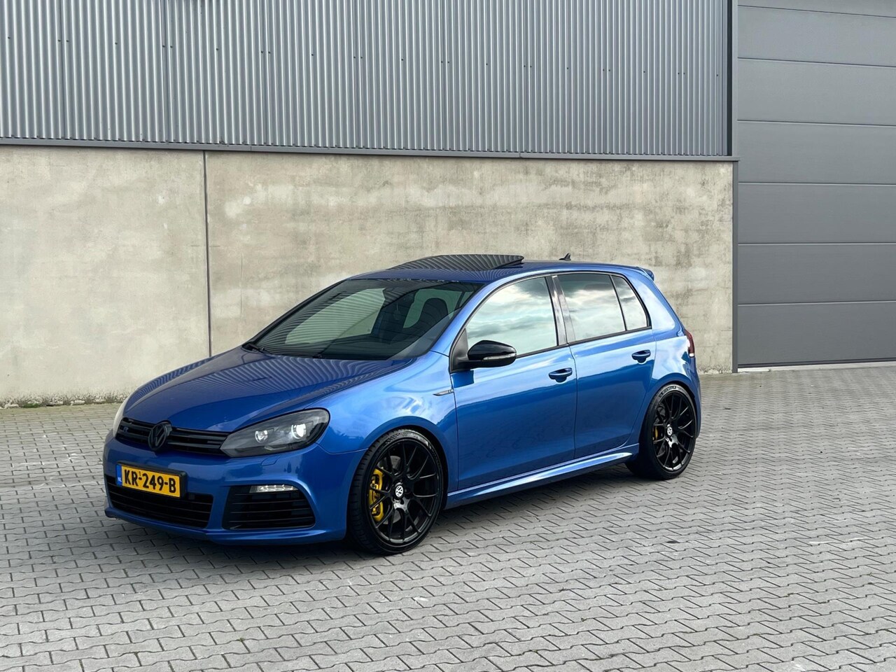 Volkswagen Golf - 2.0 R 4-Motion DSG+380PK+SCHAALSTOELEN+MILLTEK+KEYLESS GO+SCHUIFDAK+FLIPPERS+19 INCH VELGE - AutoWereld.nl