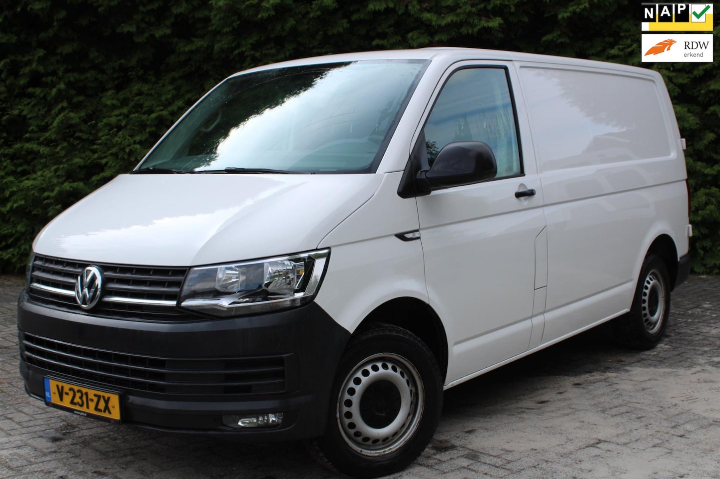 Volkswagen Transporter - 2.0 TDI L1H2 Comfortline 102PK | Airco | NAVI | Cruise Control | PDC - AutoWereld.nl