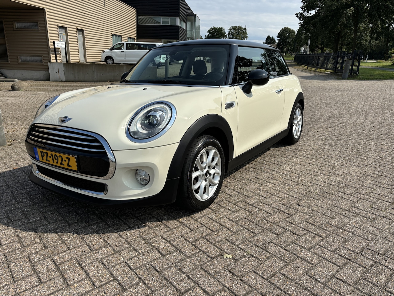 MINI Cooper - Mini 1.5 D Pepper Serious Business 116 pk [ ecc,xenon,cruise,lmv,pdc ] - AutoWereld.nl