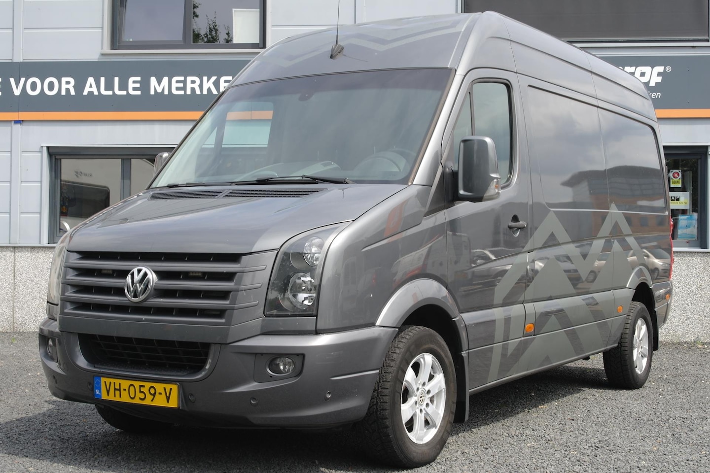 Volkswagen Crafter - 35 2.0 TDI L2H2 BM 35 2.0 TDI L2H2 BM , Airco , Cruise , Camera , Trekhaak , PDC - AutoWereld.nl