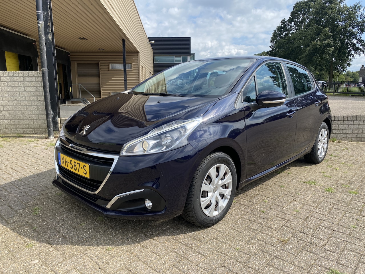 Peugeot 208 - 1.2 PureTech Blue Lion 5 deurs [ fm navi,airco,apple carplay,cruise,pdc,trekhaak ] - AutoWereld.nl