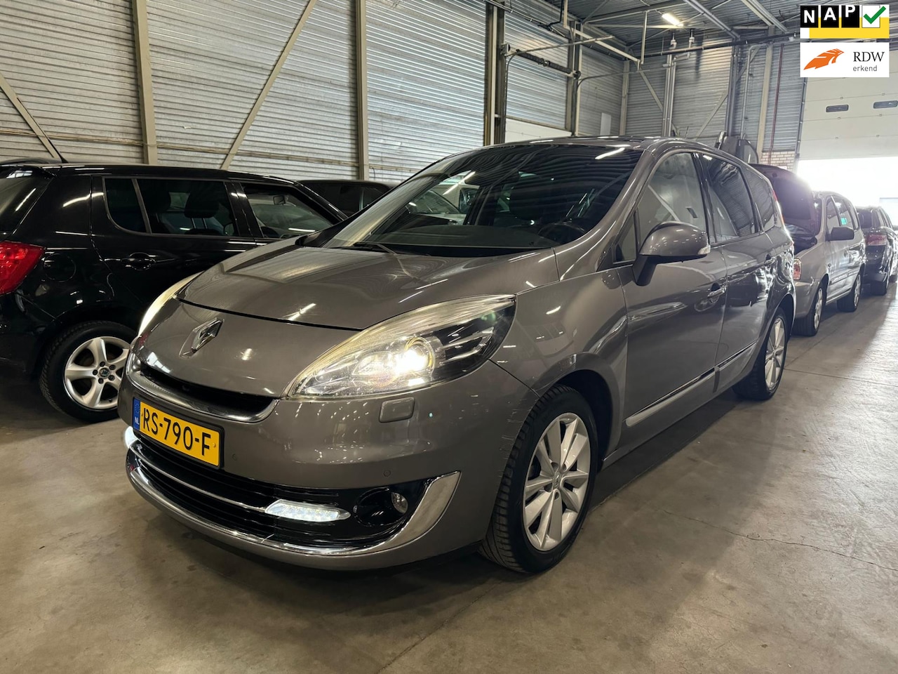 Renault Grand Scénic - 2.0 Privilege 7p. Lees Tekst - AutoWereld.nl