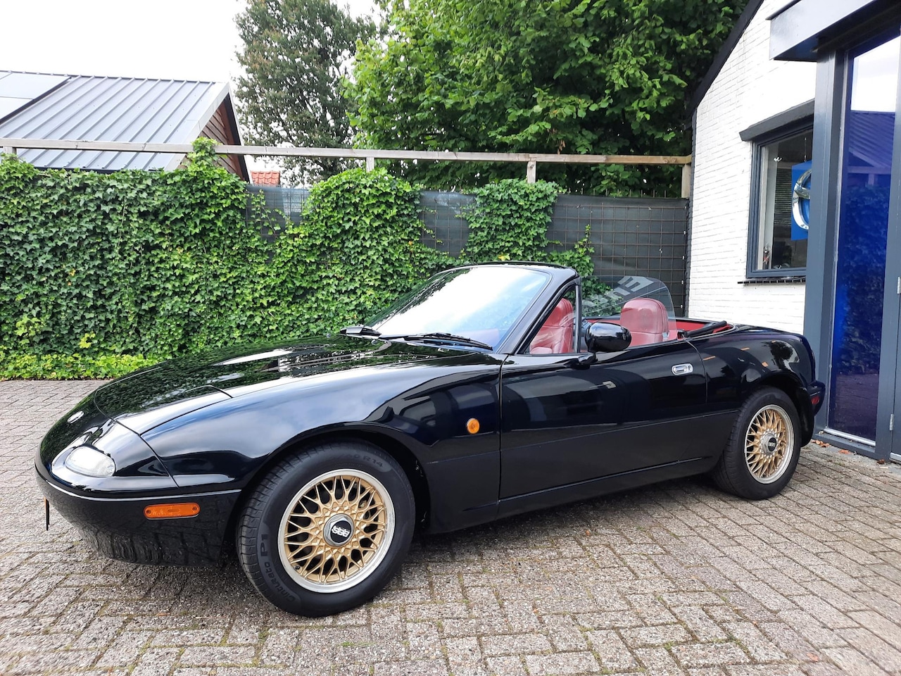 Mazda MX-5 - 1.6i-16V Black and Red RHD - AutoWereld.nl