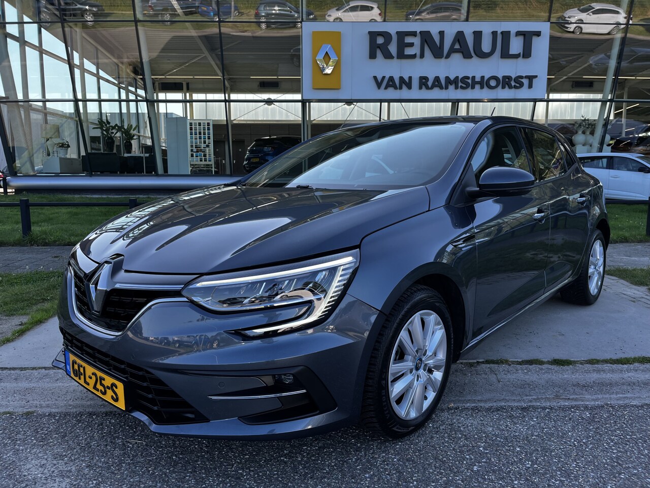 Renault Mégane E-Tech - 1.6 Plug-In Hybrid 160 E-Tech Engineered / Automaat / Keyless / Cruise / PDC V+A / Climate - AutoWereld.nl