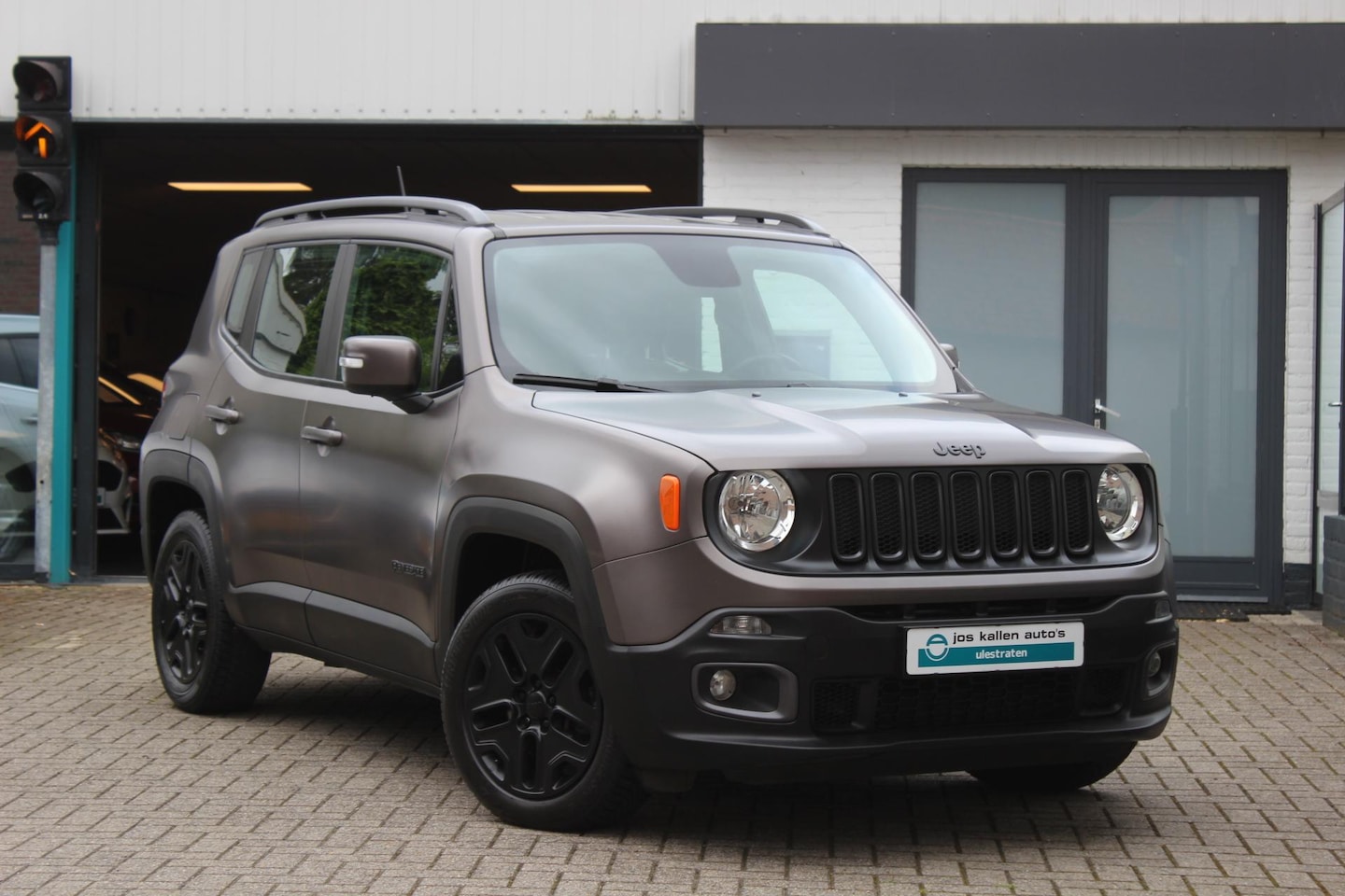 Jeep Renegade - 1.4 MultiAir Night Eagle Matt Lak, Navigatie, Airco, Trekhaak.! - AutoWereld.nl