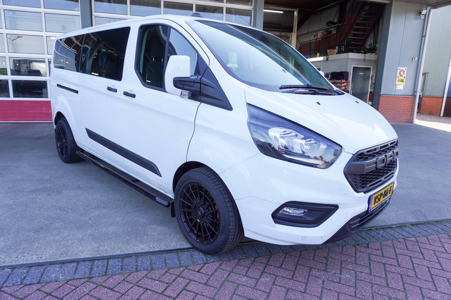 Ford Transit Custom - 320L 2.0 TDCI 130PK L2H1 Dubbel Cabine Glaslook Nr. V119 | Airco | Cruise | DAB | Side bar - AutoWereld.nl