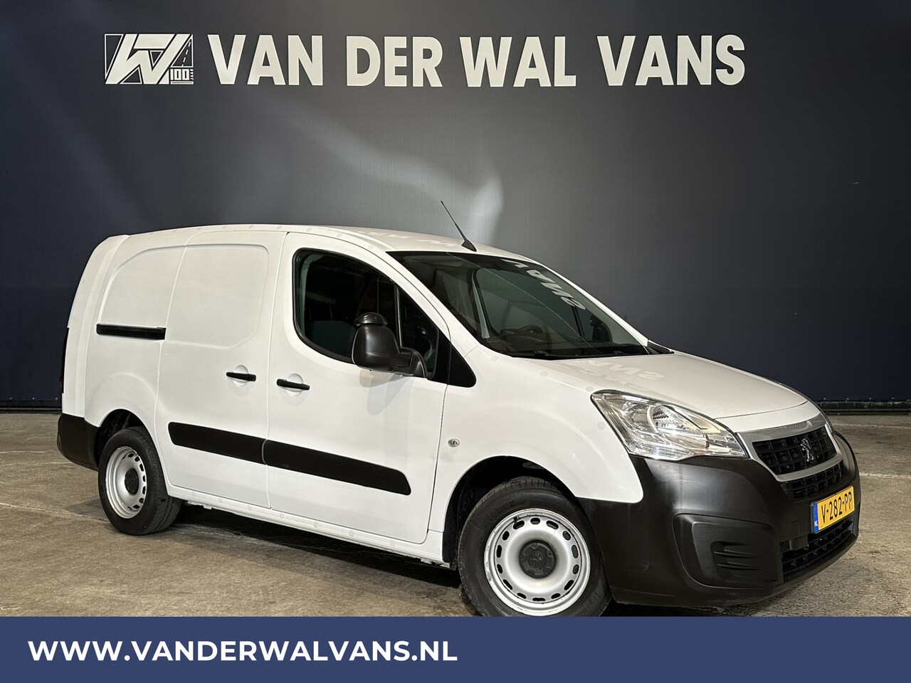 Peugeot Partner - 1.6 BlueHDi 100pk L2H1 Euro6 Airco | Camera | Navigatie | Trekhaak | Cruisecontrol Parkeer - AutoWereld.nl