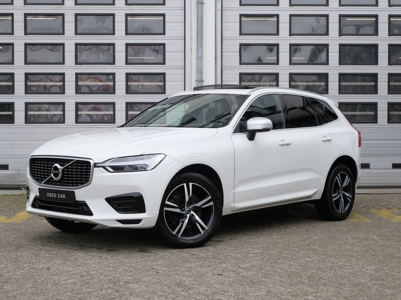 Volvo XC60 - T4 R-Design | Trekhaak | CarPlay | Panoramadak | Camera | Stoelverwarming - AutoWereld.nl