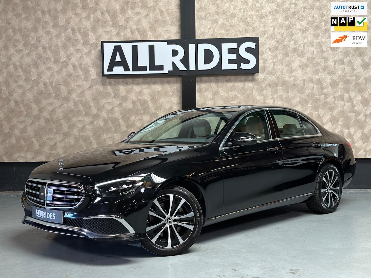 Mercedes-Benz E-klasse - 220 d 4MATIC Exclusive Line | Sfeerverlichting | ACC | camera | DAB | Stoelverwarming - AutoWereld.nl