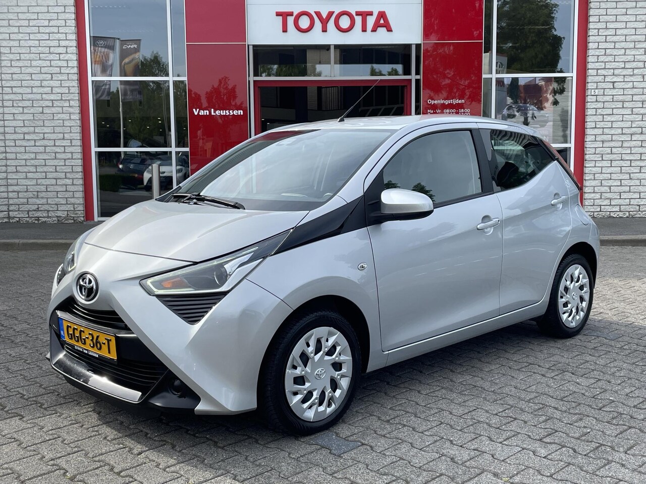 Toyota Aygo X - X-PLAY APPLE/ANDROID ALL-SEASONS AIRCO CAMERA DAB+ SAFETY-PAKKET - AutoWereld.nl