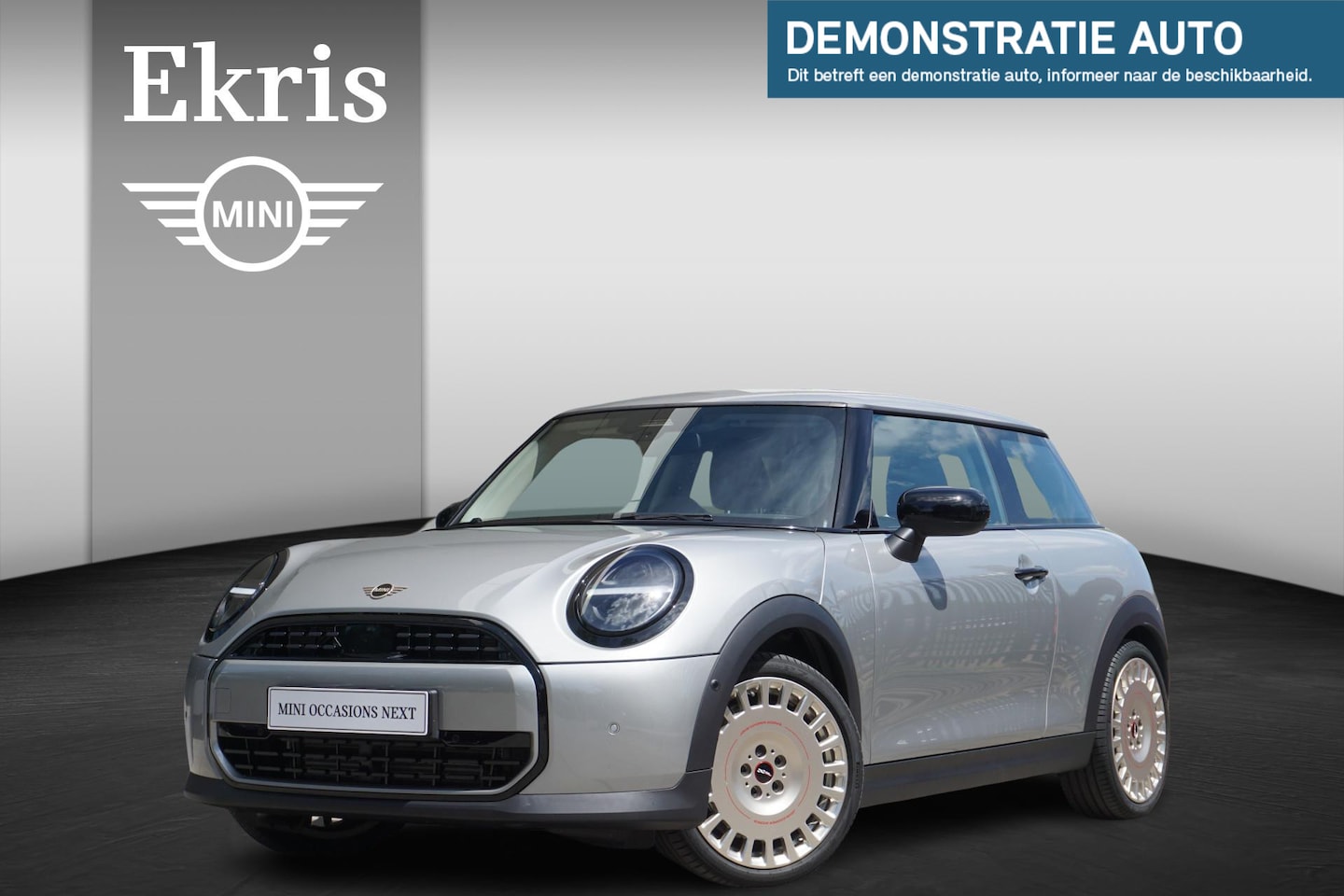 MINI Cooper - Mini 1.5 C Essential Driving Assistant | 18 inch JCW | Apple CarPlay | Navigatie - AutoWereld.nl